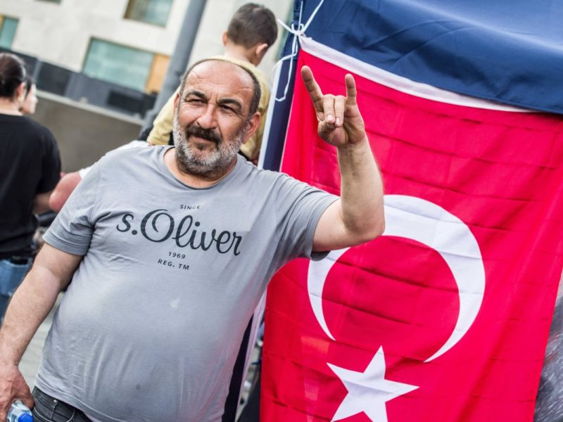 Alles Graue Wölfe? Dieser Mann zeigt in München den Wolfsgruß. Doch ein Großteil der Deutschtürken hat Erdogan nicht gewählt.