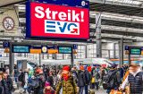 EVG Mega-Streik auf Anzeigetafel, Reisende, Züge im Bahnhof