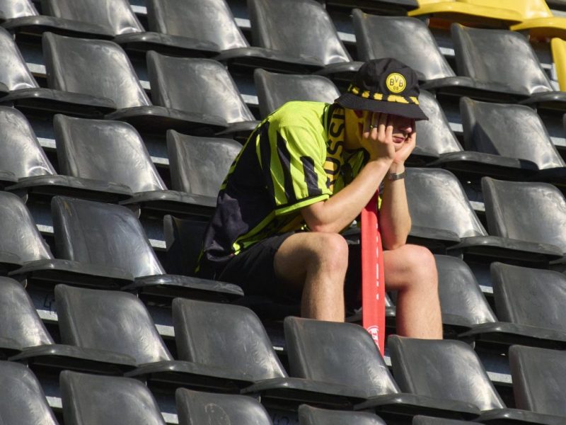 Ein Fan von Borussia Dortmund trauert.