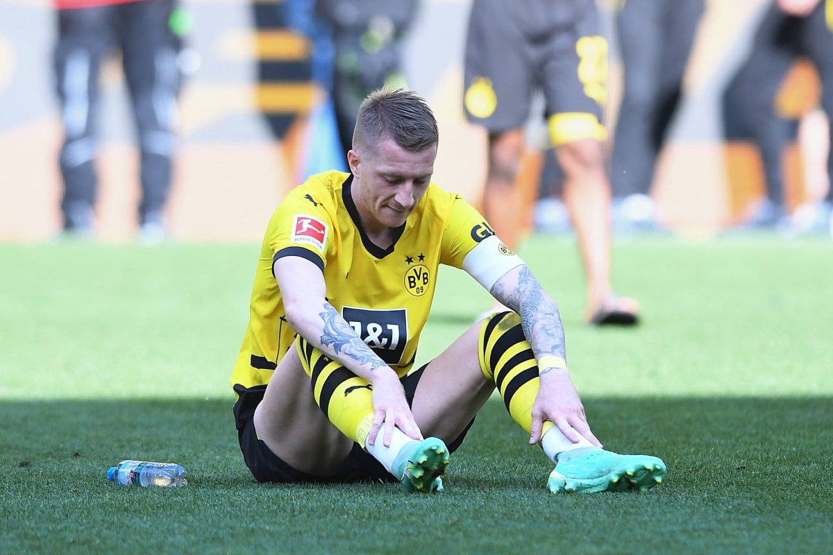 Marco Reus sitzt nach dem Unentschieden von Borussia Dortmund zerstört am Boden.