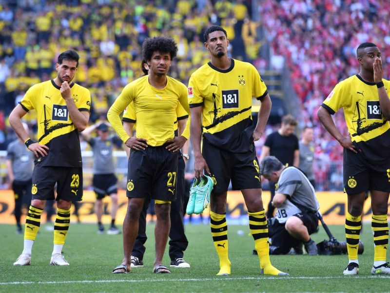 Borussia Dortmund: Karim Adeyemi und Sebastien Haller blicken niedergeschlagen zur Südtribüne.