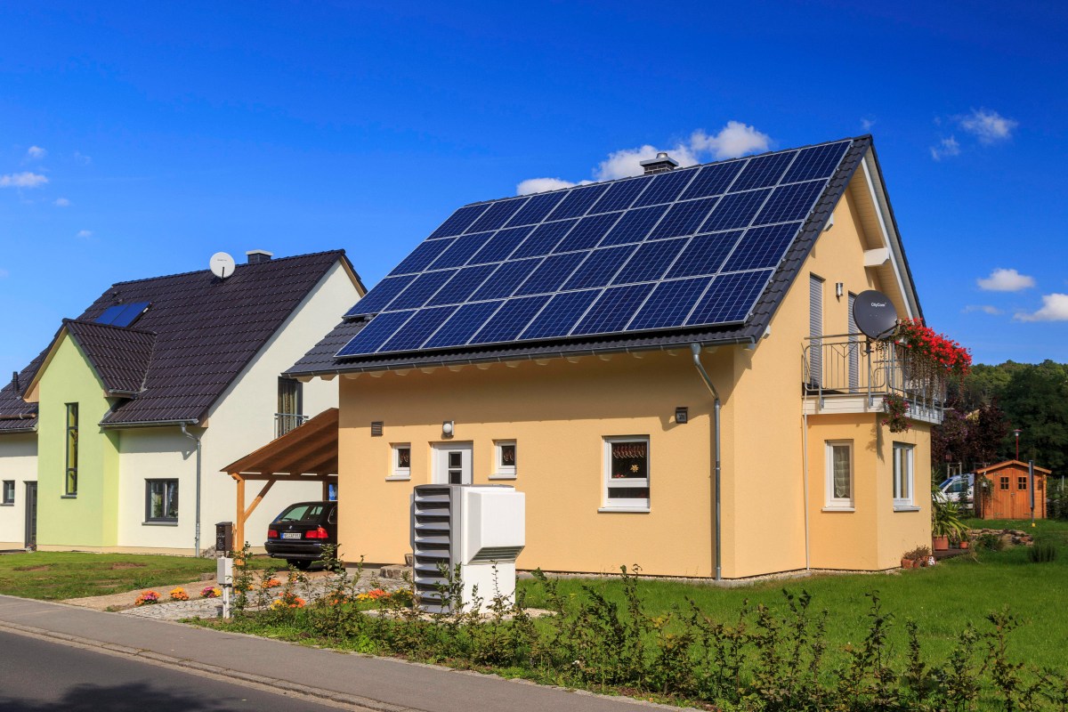 Haus mit Photovoltaik auf dem Dach.