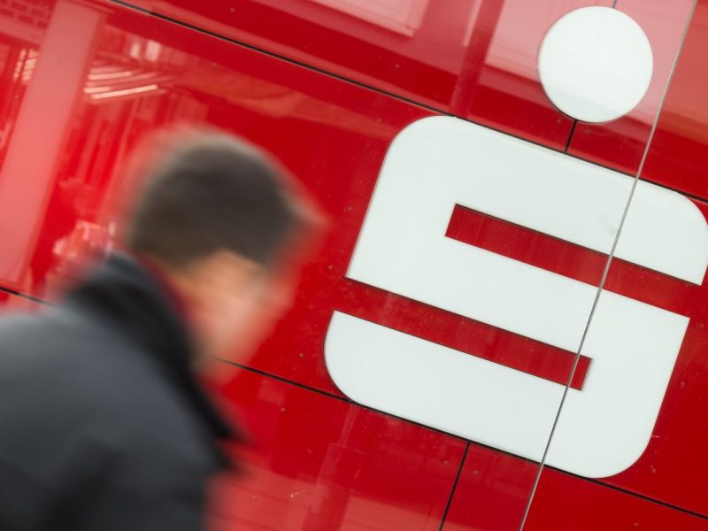 Sparkassen-Logo und verschwommener Mann von hinten