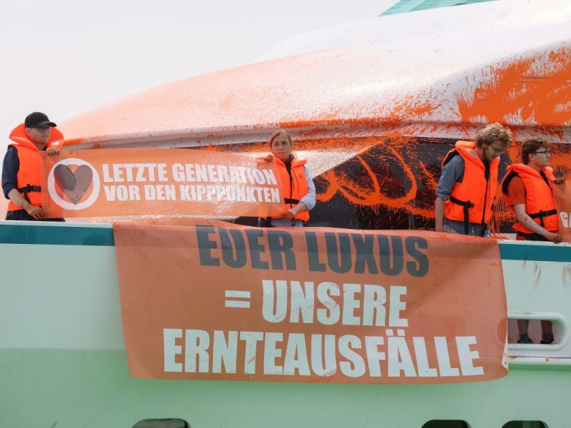 Die Proteste für mehr Klimaschutz nehmen kein Ende. Jetzt besprühten die Aktivisten der 