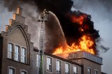 Feuer Krankenhausdach Drehleiter Feuerwehrmann in Duisburg