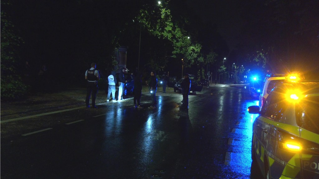 Duisburg Polizei mit Tatverdächtigen auf Straße