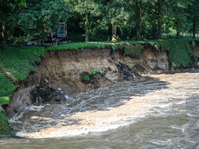 Unwetter NRW Emscher Deichbruch.