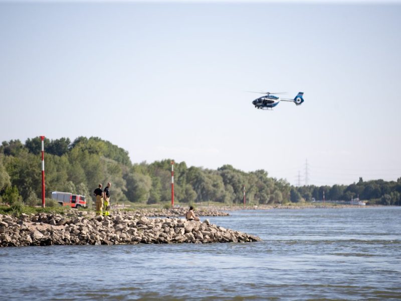 Hubschrauber sucht Rhein in NRW ab