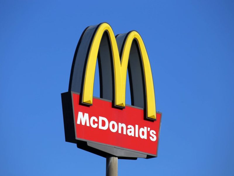 Eine Frau zeigt sich auf TikTok fassungslos als sie herausfindet, was in einem beliebten Sauce von McDonald's steckt. Auch andere Kunden sind geschockt.