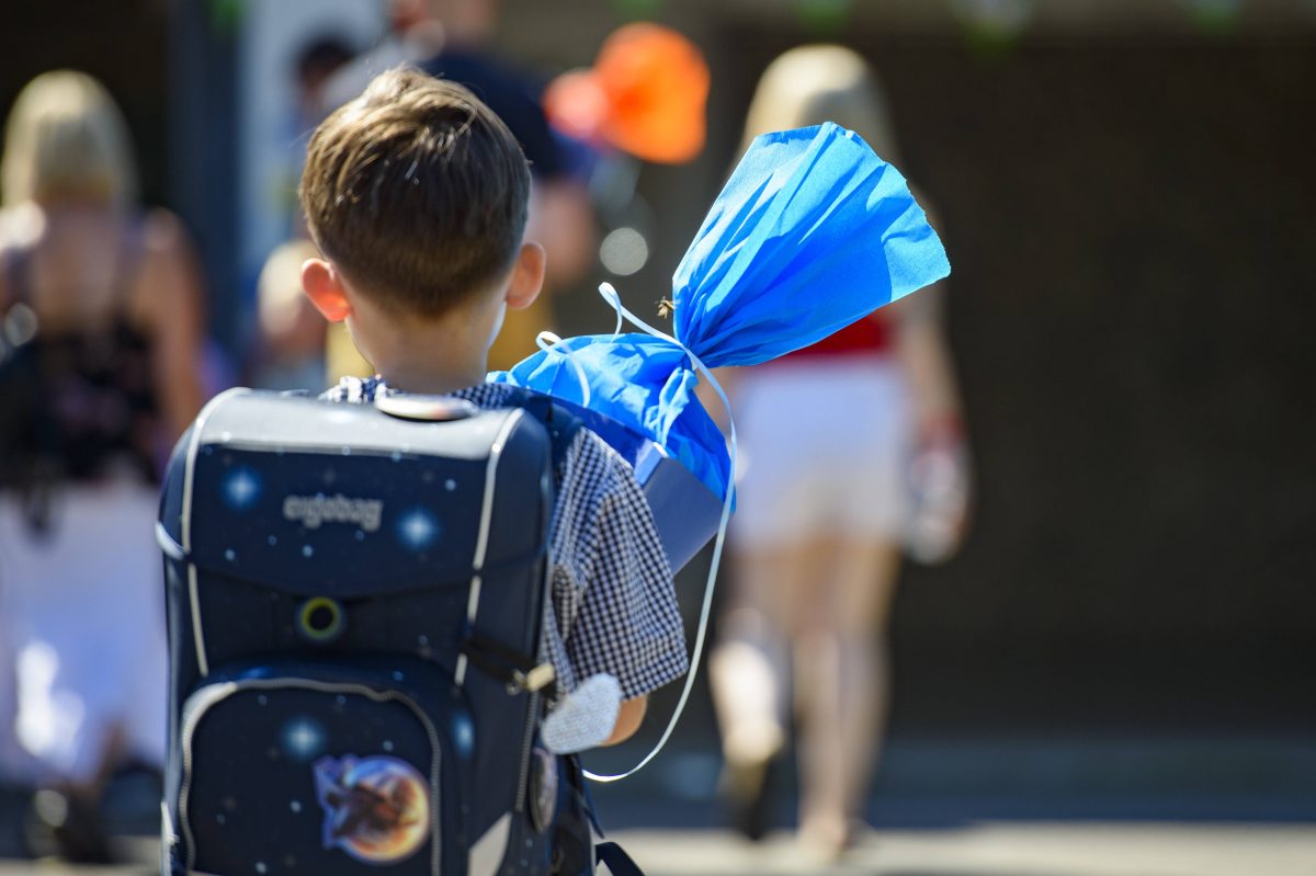 Eine Einschulung ist nicht nur ein emotionaler Moment für viele Familien, sondern oft auch ein kostenintensiver. Wie werden Bürgergeld-Familien unterstützt?