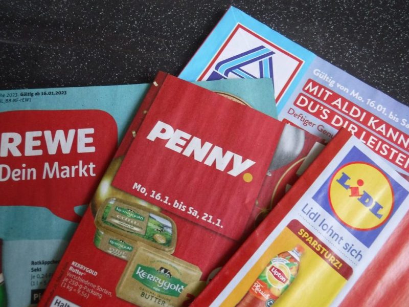 Prospekte von Rewe, Penny, Lidl und Aldi