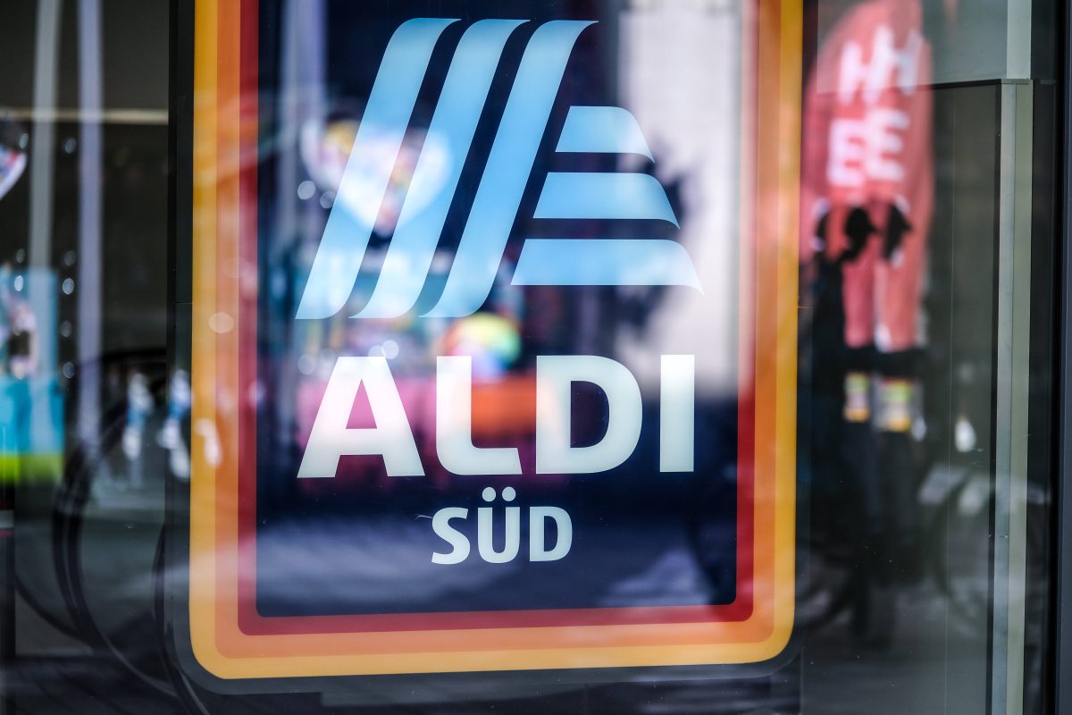 Aldi Süd Schild im Fenster