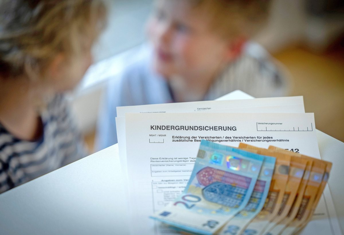 Immer mehr Kinder sind von Armut bedroht. Die Linke pocht deshalb auf die Kindergrundsicherung. Die Forderung unterstützt der Kinderschutzbund.