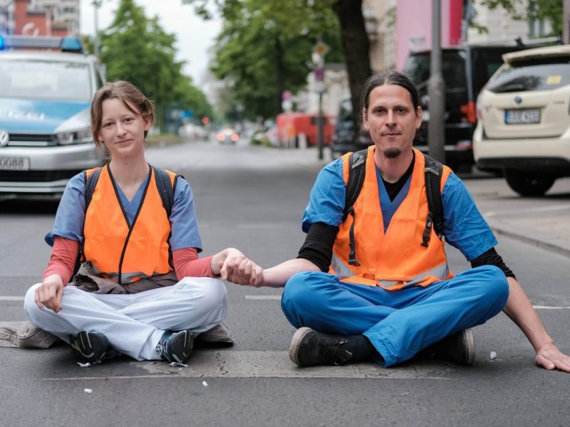 Klimaaktivisten der Letzten Generation auf der Straße.