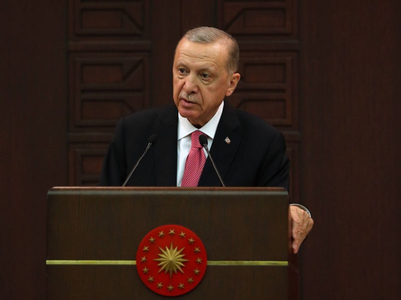 Erdoğan kann durch seinen Wahlsieg seine Macht in der Türkei weiter ausbauen. Der Präsident überrascht jetzt mit einer möglichen, politischen Kehrtwende.