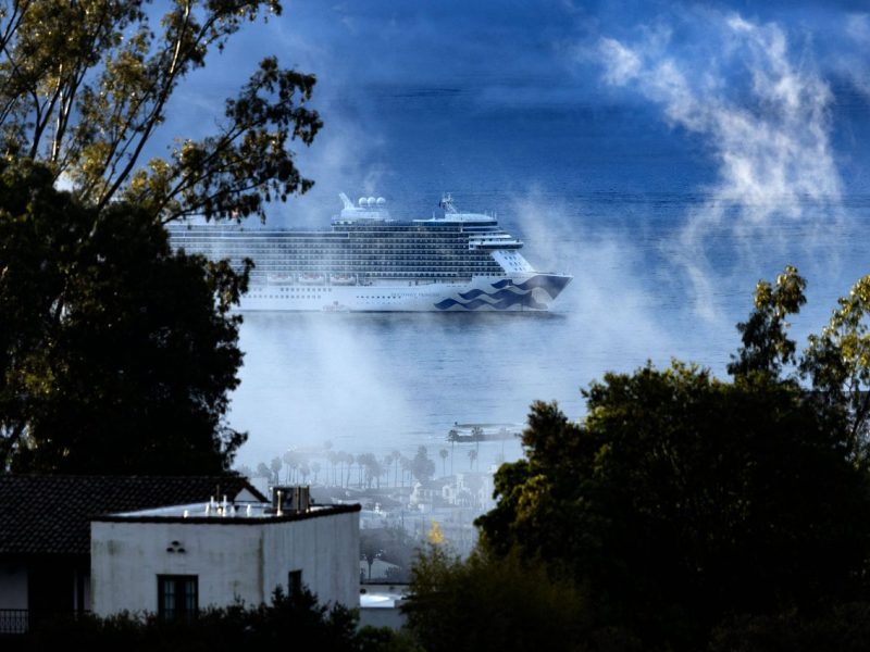 Kreuzfahrt-Schiff gerät in heftigen Sturm.