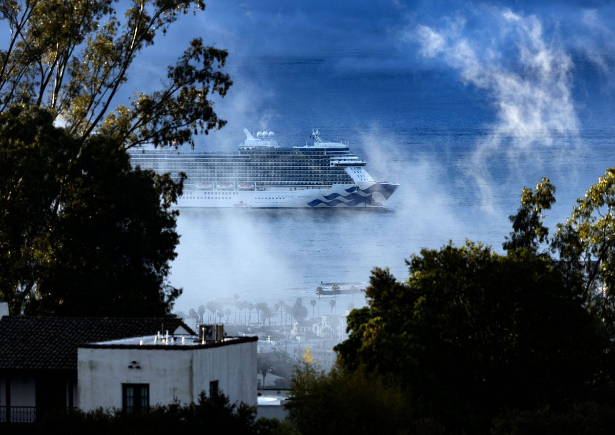 Kreuzfahrt-Schiff gerät in heftigen Sturm.