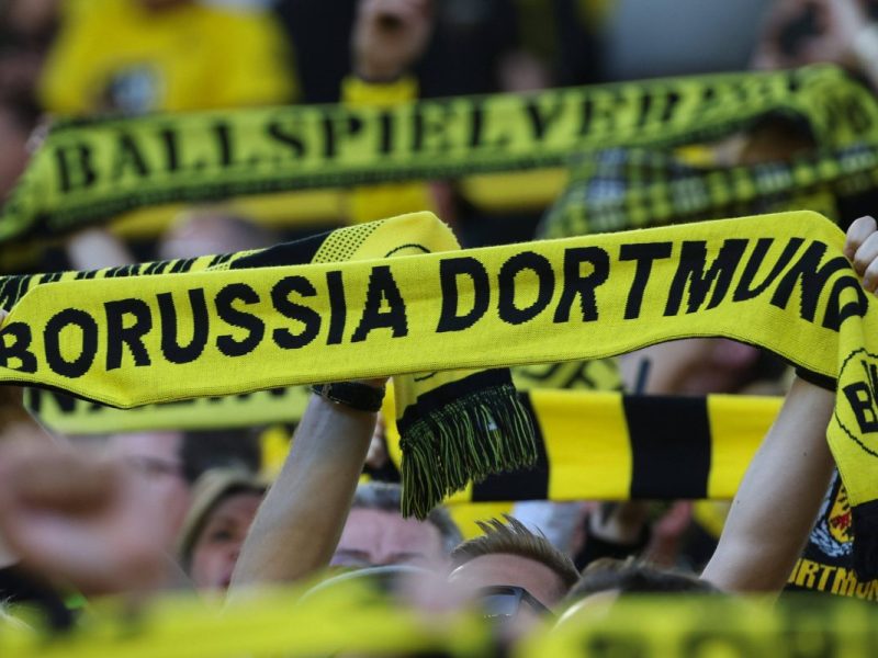 BVB-Dortmund-Fans halten Schals hoch