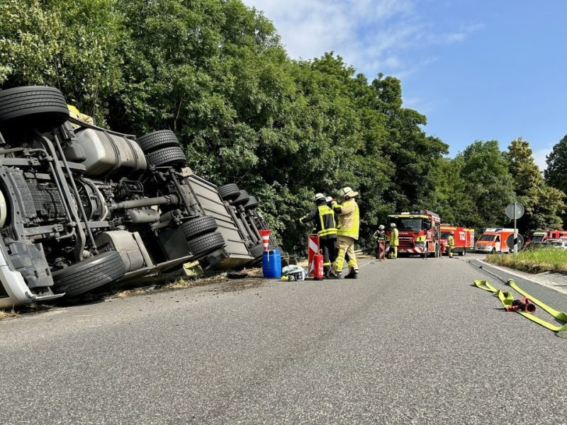 Umgekippter LKW und Feuerwehrleute auf der Auffahrt A2 von der B224 in Gladbeck (Ruhrgebiet)