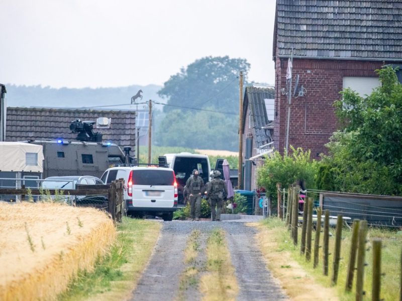 Panzer, SEK-Einsatzkräfte, Pferdegestüt in Rheinberg im Ruhrgebiet, Zufahrtstraße, Einsatzwagen