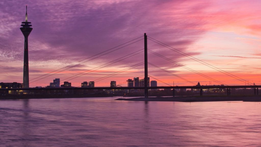 Panoramabild der Düsseldorfer Skyline bei Sonnenuntergang.