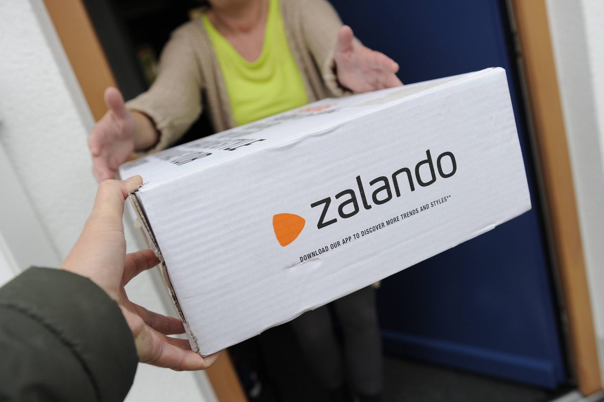 Frau nimmt Zalando-Paket an