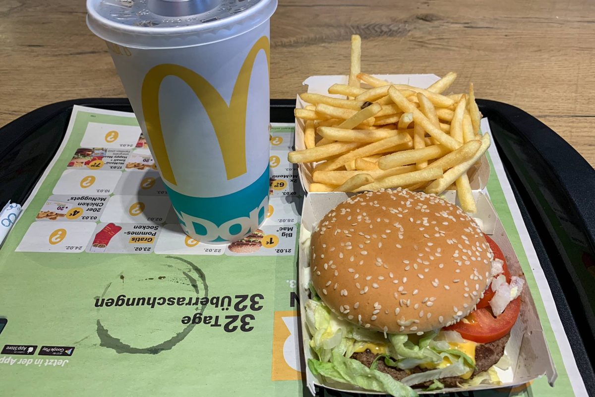 Ein Hamburger Royal TS von McDonald's mit einer Cola und einer Portion Pommes.