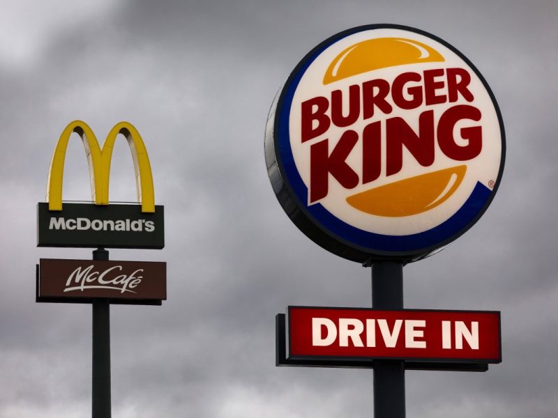 McDonald's und Burger King Schild vor grauem Himmel
