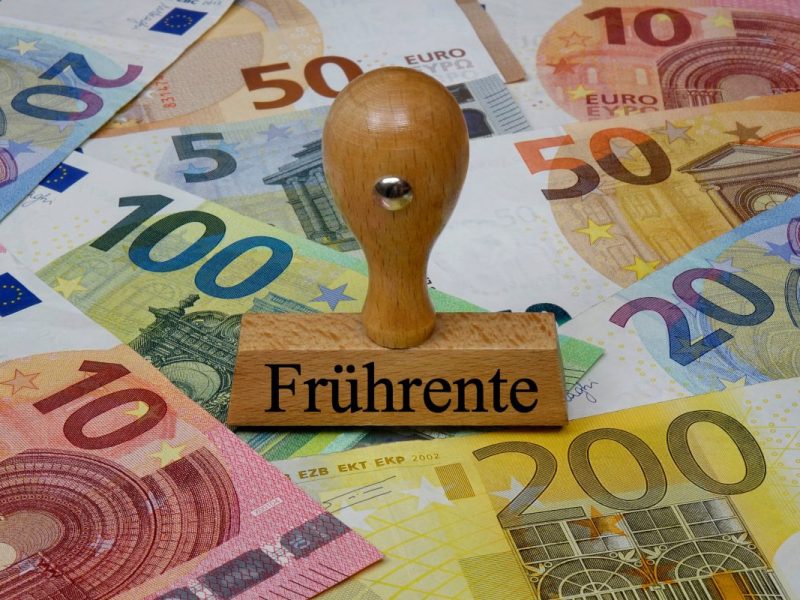 Ende vergangenen Jahres galt eine jährliche Hinzuverdienstgrenze von 46.060 Euro bei vorgezogenen Altersrenten. Seit 2023 ist diese Grenze Geschichte.