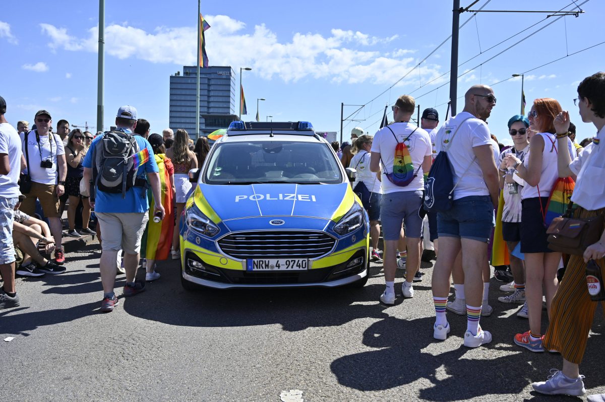 Polizei NRW: Polizei-Anwärter outet sich vor der Polizeischule als Transgender und erfährt eine sehr liebe Reaktion.