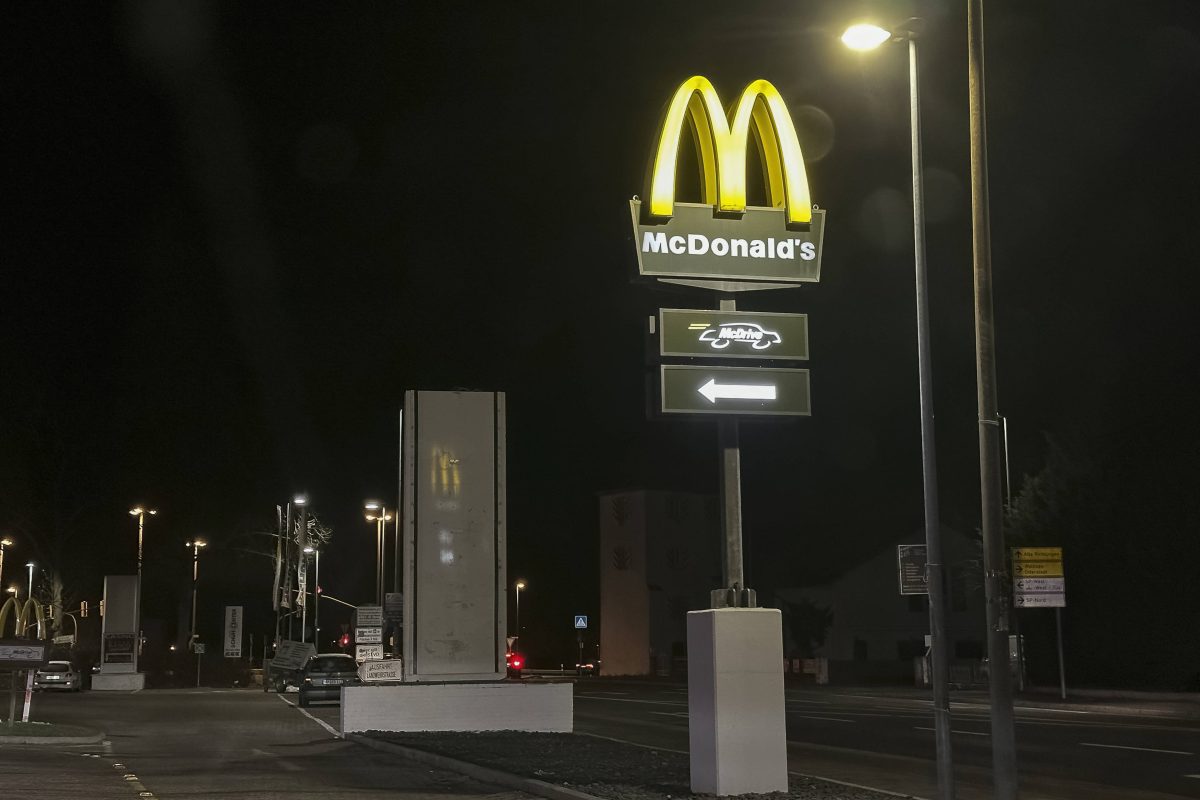 McDonald's-Leuchtschild an dunkler Straße