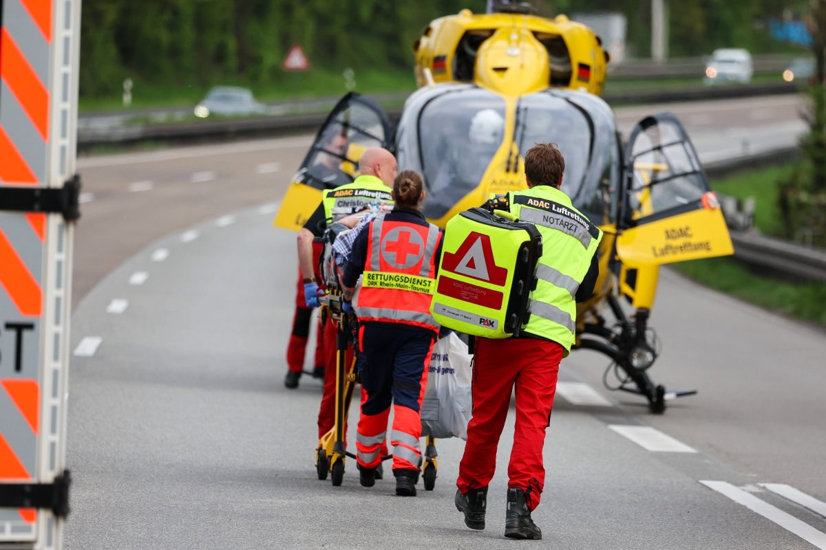 Auf der A2 in NRW kam es am Mittwochnachmittag (19. Juli) zu einem schlimmen Verkehrsunfall. Ein Sprinter fuhr in einen LKW und dabei klemmte sich der Fahrer in seinem Führerhaus ein.