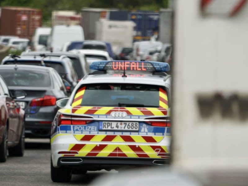 Autobahn, Stau, Polizeiwagen mit Unfall-Nachricht