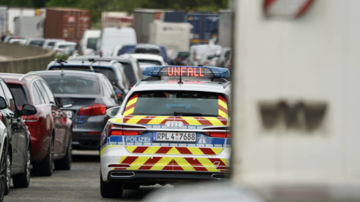 Autobahn, Stau, Polizeiwagen mit Unfall-Nachricht