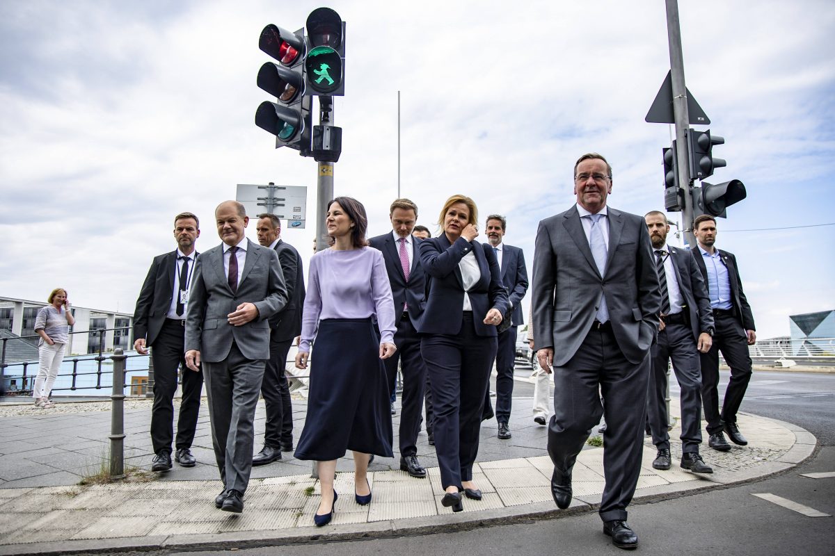 Anzug und Krawatte, Rock und Bluse – die Ampel-Minister müssen öffentlich gut gekleidet auftreten. Gelingt ihnen das auch? Ein Modeberater fällt Urteile.