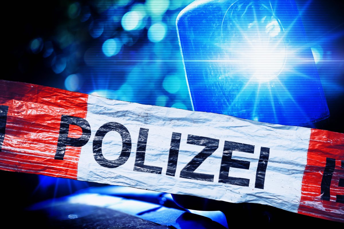 Polizei Absperrband und Blaulicht