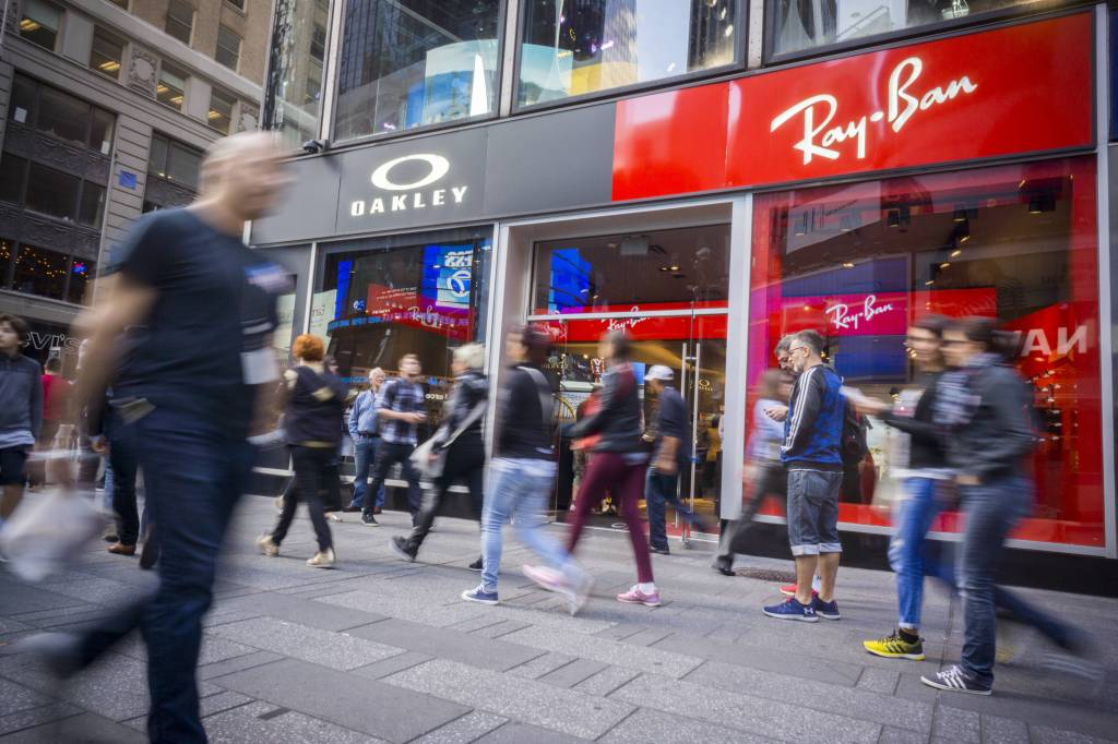 Kunden gehen an einer Filiale von Ray Ban und Oakley in New York vorbei.