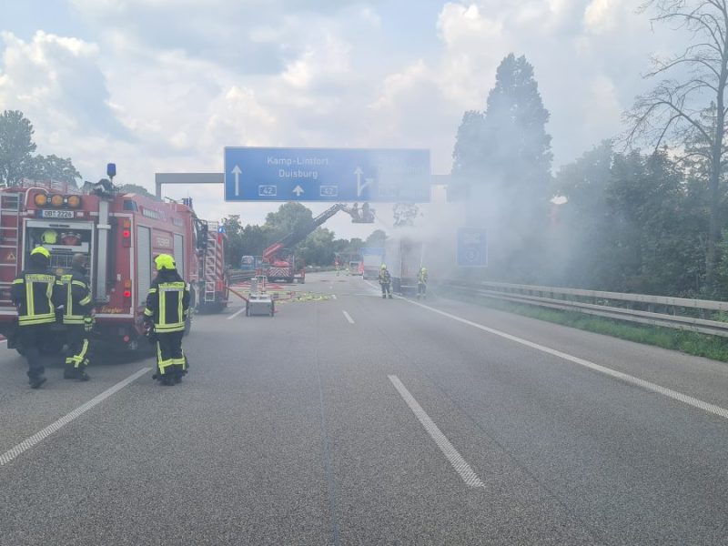 A42 bei Oberhausen: Lkw brennt mitten auf der Autobahn. Die Lösch-Maßnahmen der Feuerwehr sind spektakulär!
