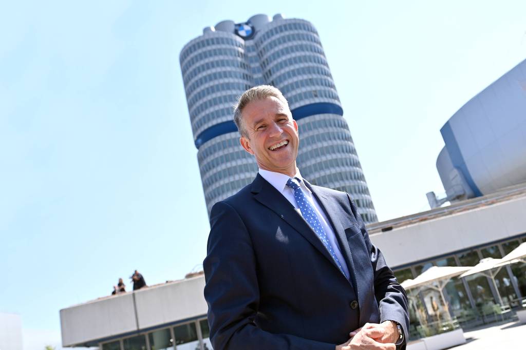 Stefan Quandt steht vor einem BMW-Werk.