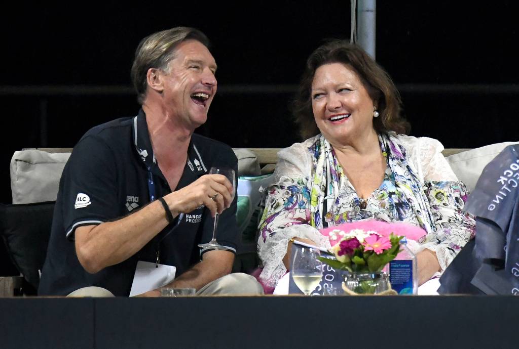 Gina Rinehart amüsiert sich mit dem damaligen Chef des australischen Schwimmverbands, Alex Bauman.