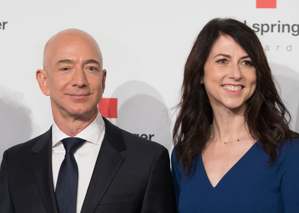 Jeff Bezos, Gründer von Amazon, und seine Ehefrau MacKenzie Bezos kommen zur Verleihung des Axel Springer Awards.