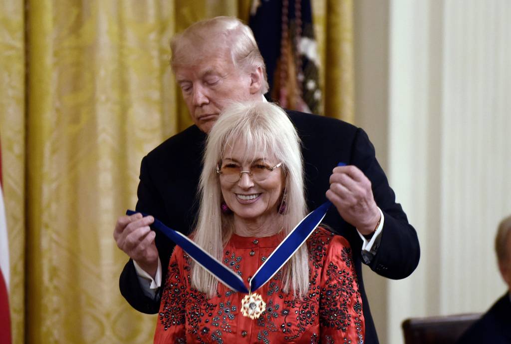 US-Präsident Donald Trump verleiht Miriam Adelson die Medal of Freedom.