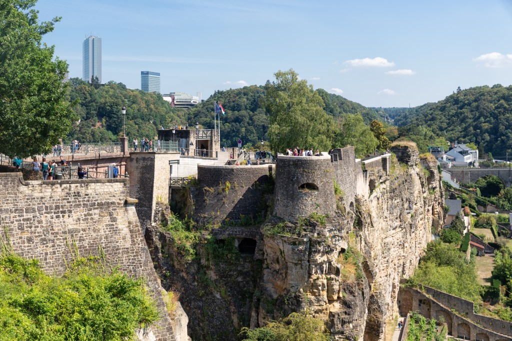 Die historische Stadtmauer von Luxemburg.