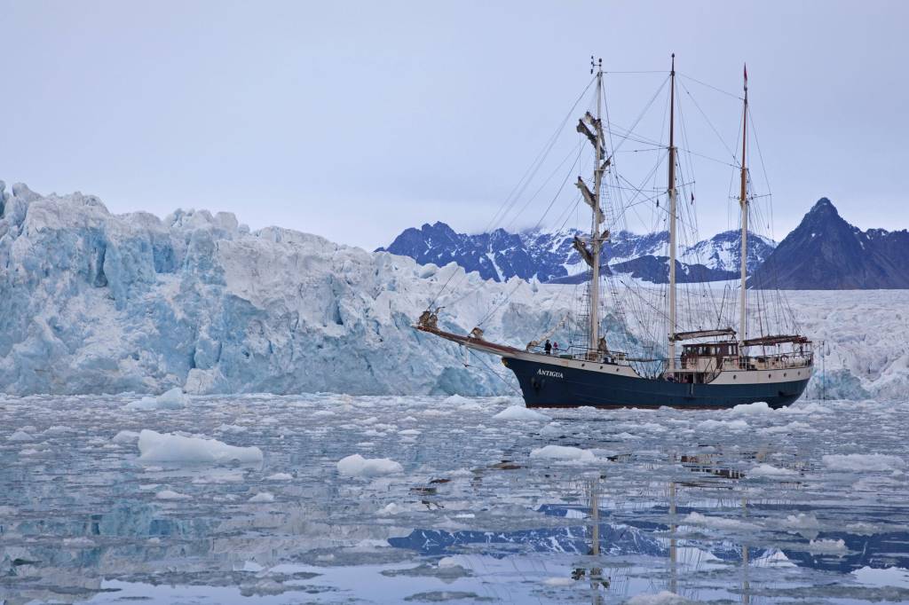 Der Großsegler Barquentine Antigua segelt mit Touristen im Lilliehookfjorden, Svalbard, Spitzbergen, Norwegen. 
