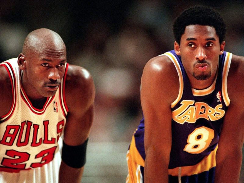 Michael "Air" Jordan und Kobe Bryant stehen während eines NBA-Spiels nebeneinander.