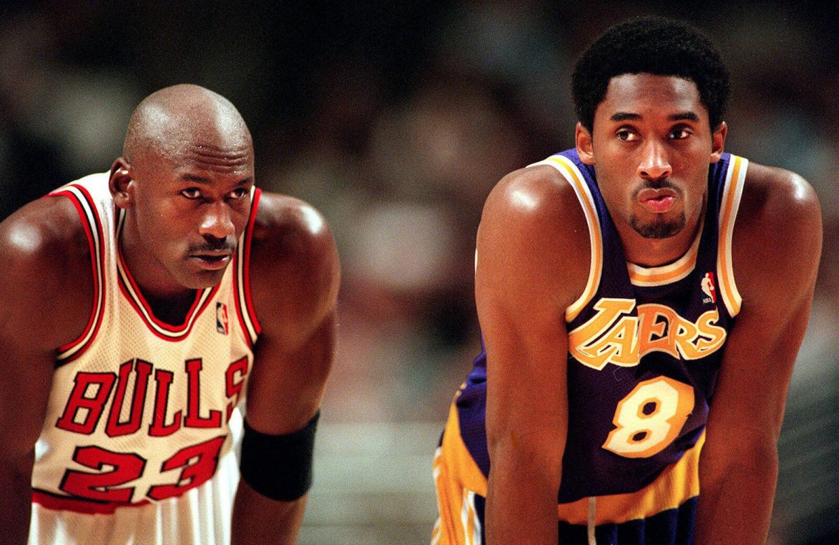 Michael "Air" Jordan und Kobe Bryant stehen während eines NBA-Spiels nebeneinander.