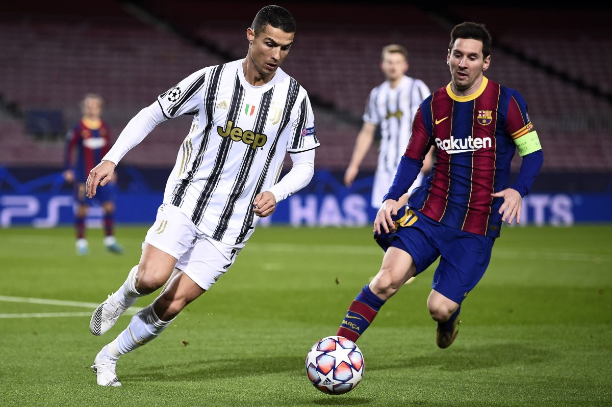 Die Fußball-Profis Cristiano Ronaldo und Lionel Messi im Kampf um den Ball während eines Champions-League-Spiels.