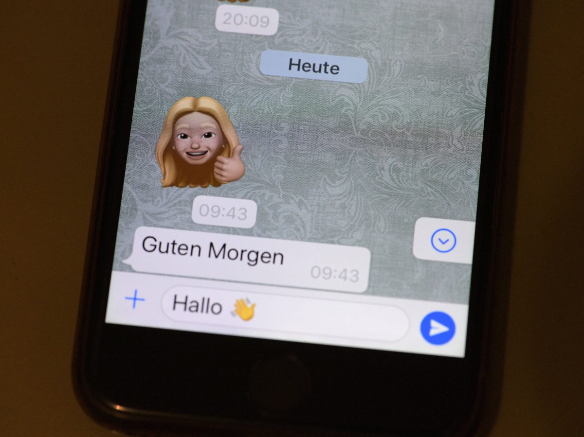 Auf einem Smartphone ist ein Whatsapp-Chat geöffnet.