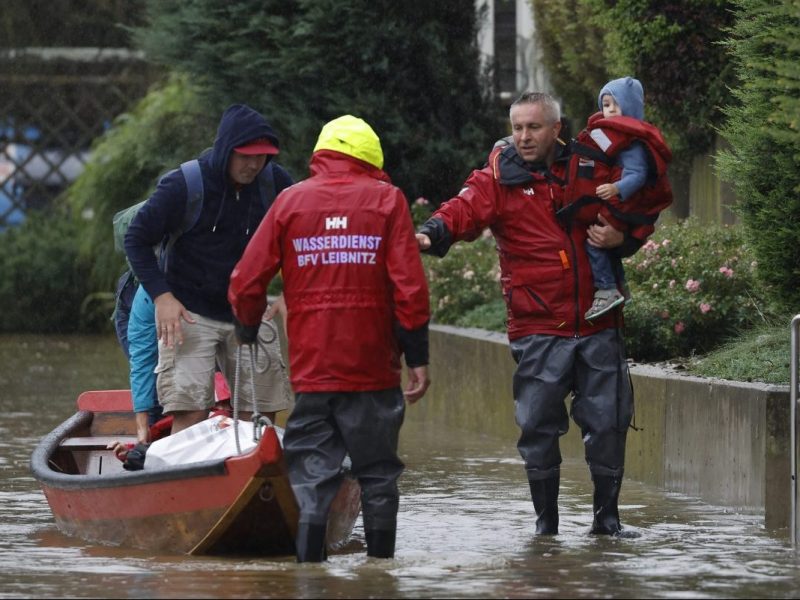 Retter helfen Anwohnern in Österreich aus einem Rettungsboot