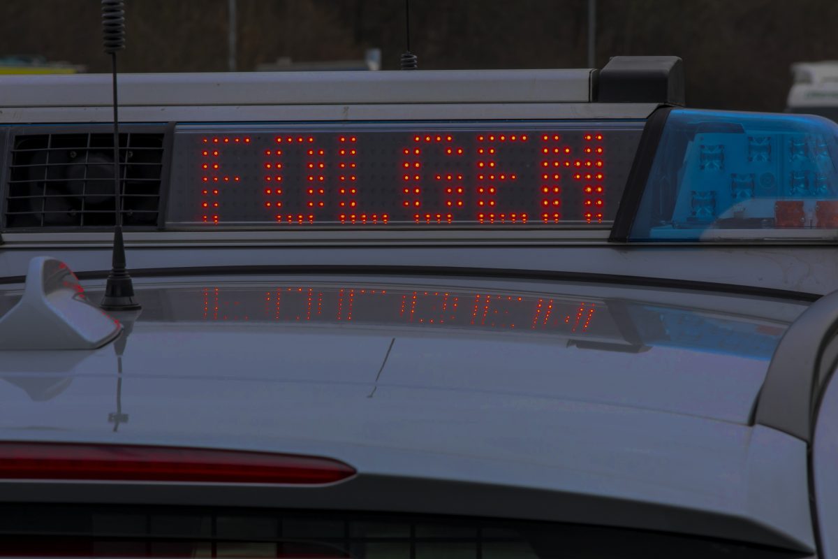 Polizeiwagen mit Folgenschild